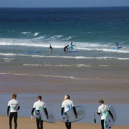 The Far End Surf House - Surf & Yoga Holidays فندق مبيت وإفطار