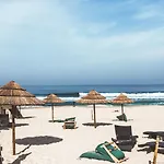 The Far End Surf House - Surf & Yoga Holidays Alojamento de Acomodação e Pequeno-almoço Lourinhã