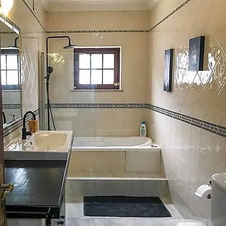 The Far End Surf House - Surf & Yoga Holidays Bed & Breakfast Lourinhã
